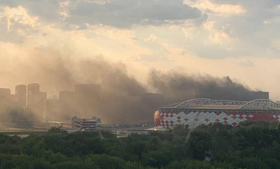 Возле стадиона «Спартака» начался пожар