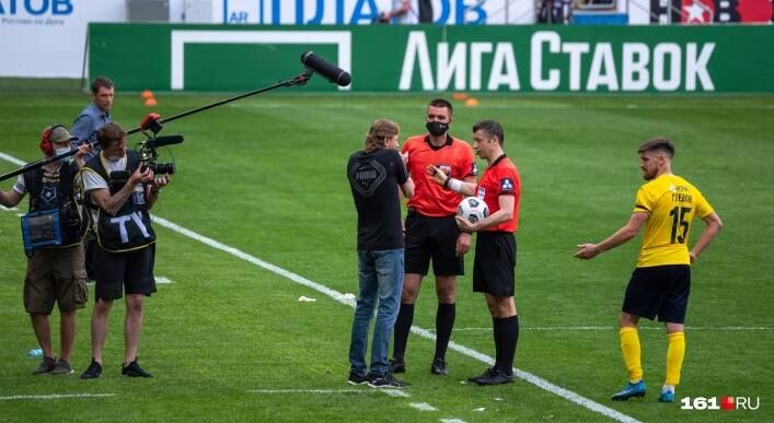 Карпина забанили на три матча за бросок бутылкой в судью. Тренер назвал удаление самым незаслуженным в карьере Карпина забанили на три матча за бросок бутылкой в судью. Тренер назвал удаление самым незаслуженным в карьере