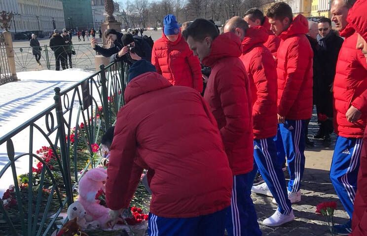 Футболисты сборной России возложили цветы к стихийному мемориалу жертвам пожара в Кемерово Футболисты сборной России возложили цветы к стихийному мемориалу жертвам пожара в Кемерово