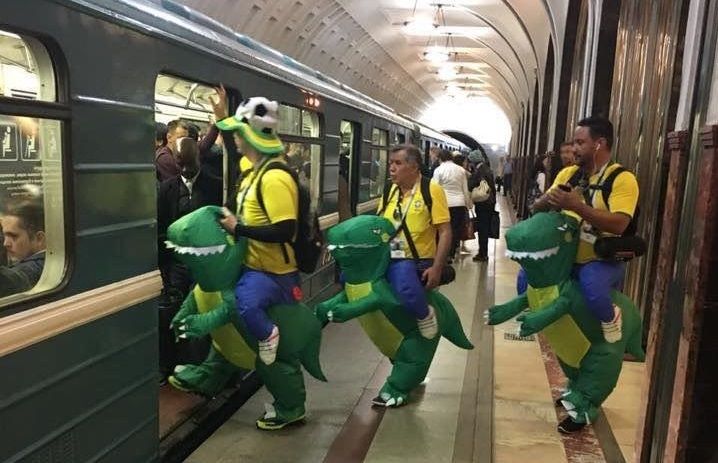 Бразильские болельщики ворвались в московское метро верхом на динозаврах