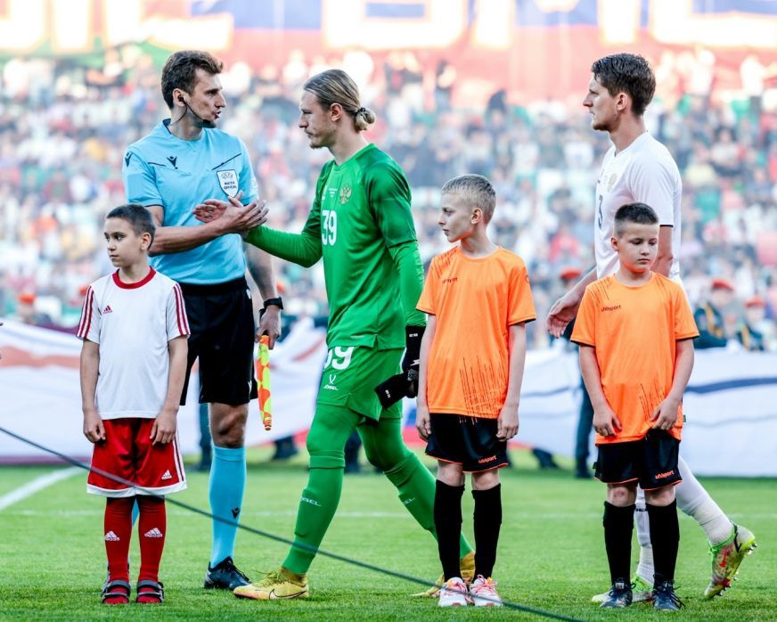 Французский журналист: Проблемы с трансфером Сафонова могут быть из-за его нации