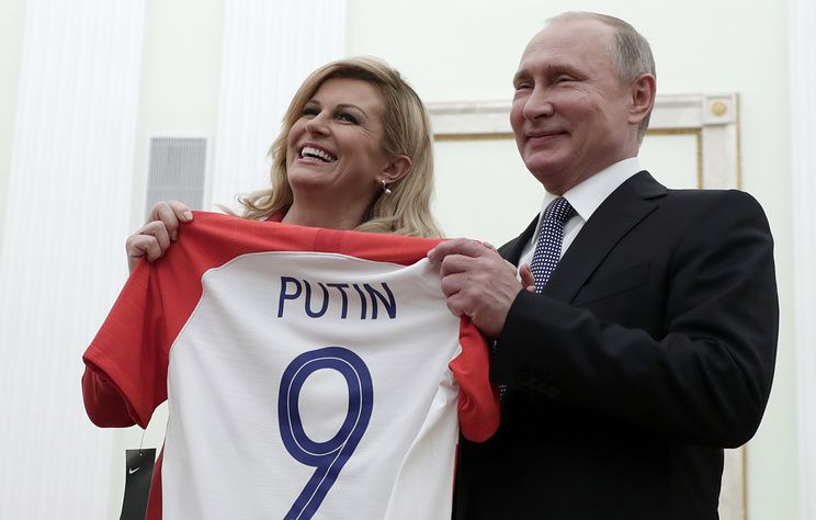 Президент Хорватии подарила Путину футболку с девятым номером
