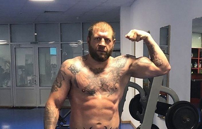 Емельяненко готов взять в руки клюшку. Каким командам нужен тафгай?