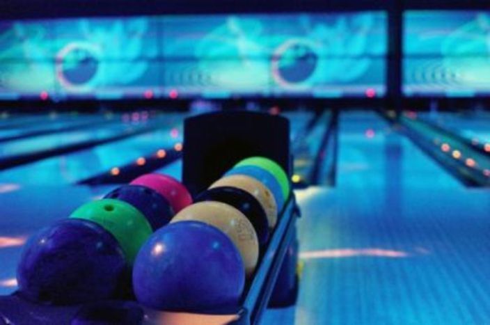 Гольфистка сыграла клюшкой в боулинг (ВИДЕО) Гольфистка сыграла клюшкой в боулинг (ВИДЕО)