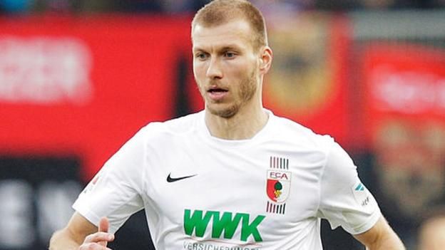 Защитник «Аугсбурга» перейдет в «Ливерпуль» Защитник «Аугсбурга» перейдет в «Ливерпуль»