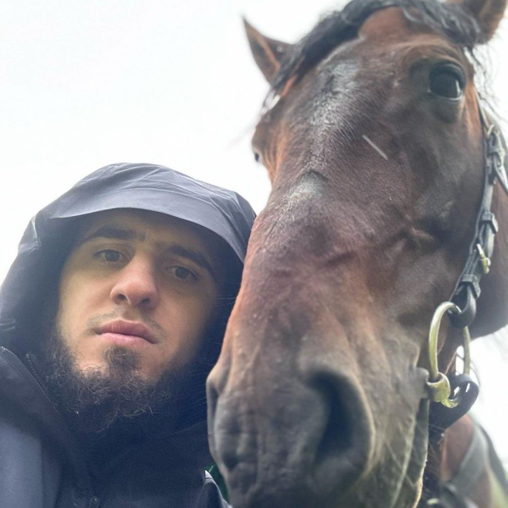 Ислам Махачев