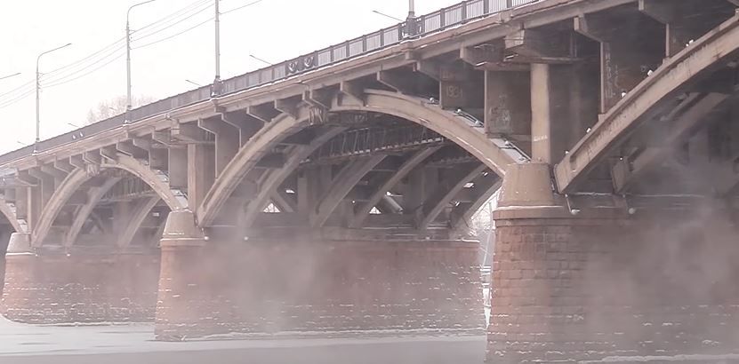 Тренер по борьбе из Красноярска спас женщину на мосту