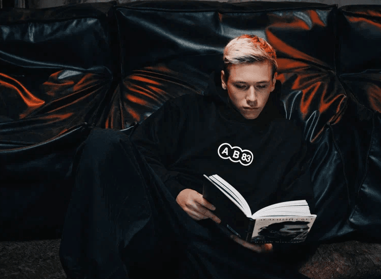 WINLINE выпустил коллекцию мерча, посвященную звезде российского футбола Алексею Батракову