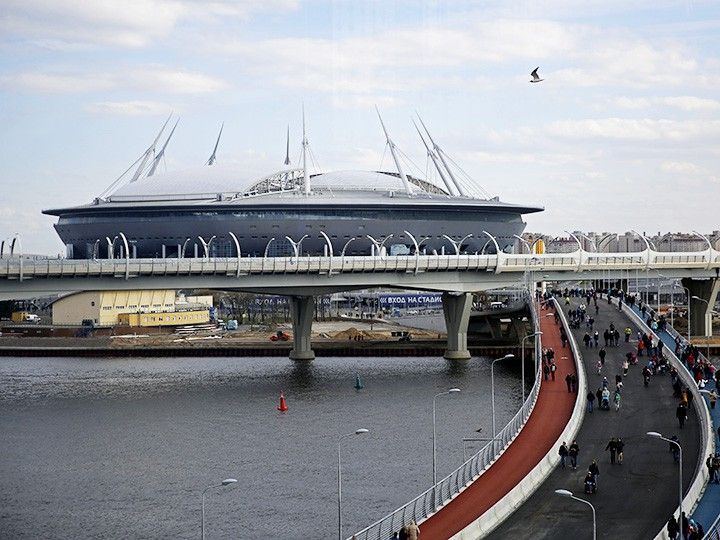 Крыша стадиона «Санкт-Петербург» дала течь, вода капает на сектор болельщиков