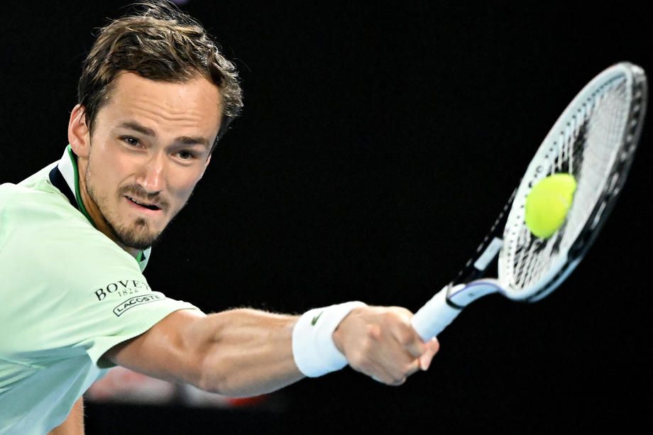 Медведев оштрафован на 12 тысяч долларов за поведение на Australian Open