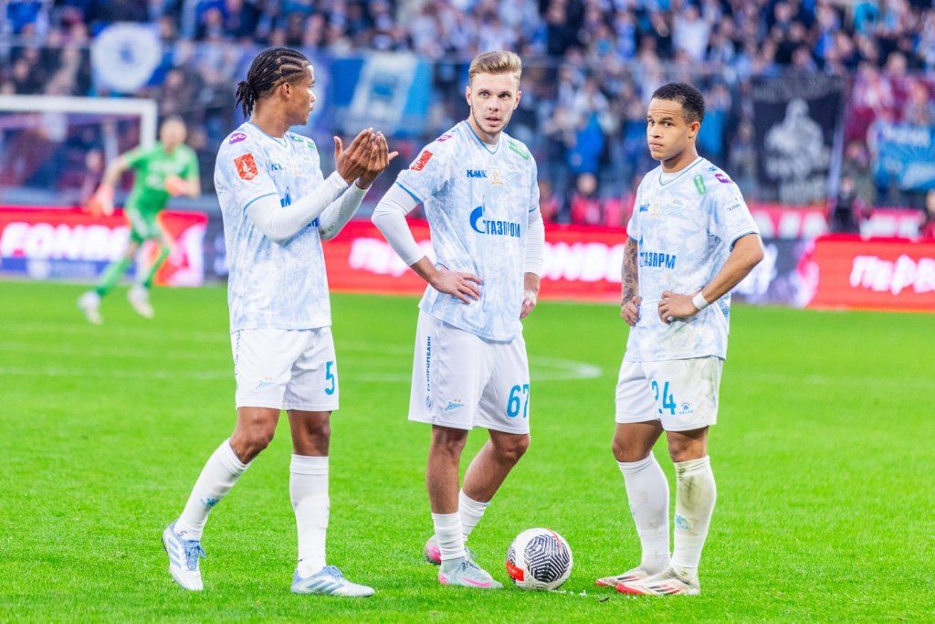 Максим Глушенков (в центре)