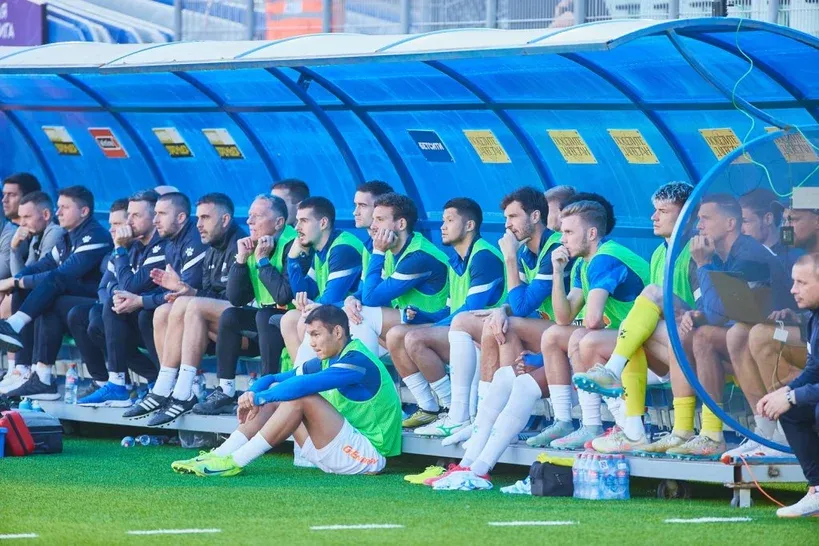 Максим Глушенков на скамейке запасных "Зенита" в матче с махачкалинским "Динамо"