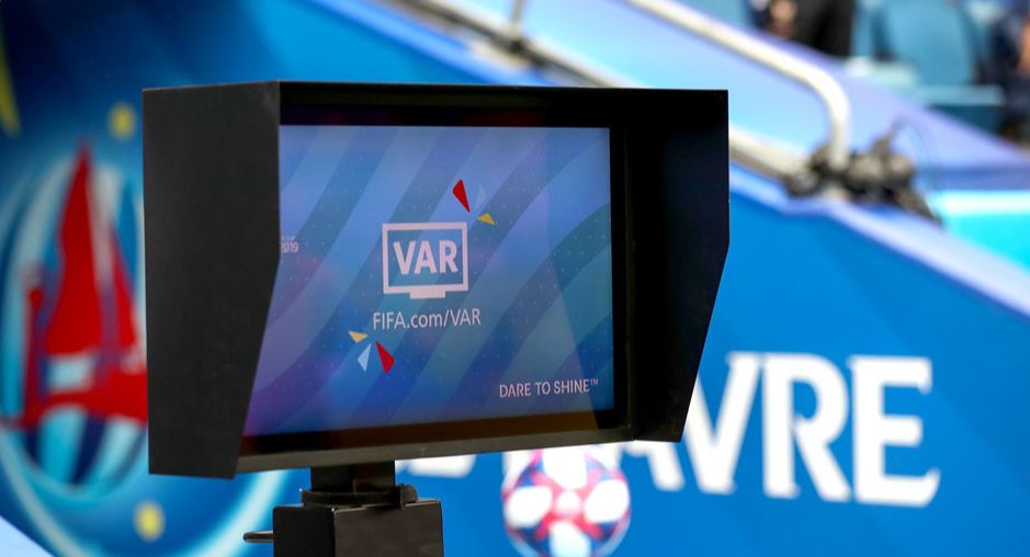 VAR дебютировал в чемпионате Беларуси. В мире система работает с 2018-го