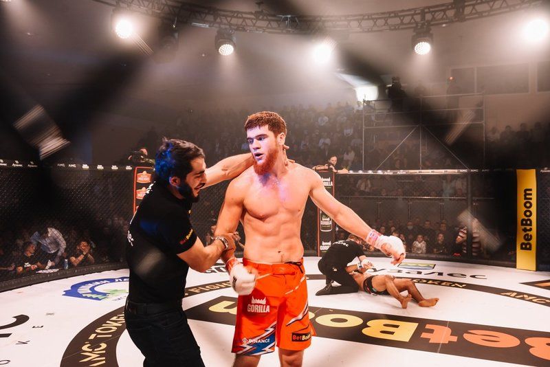 Боец MMA высказался после уличного нокаута за поцелуй в торговом центре 