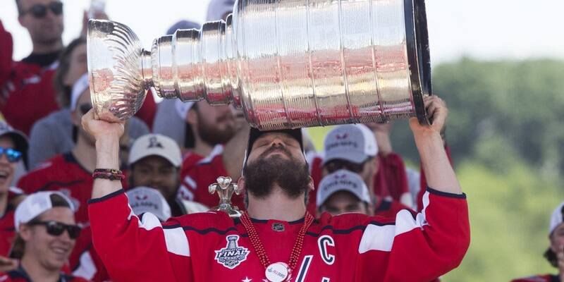 Мама Овечкина рассказала, что не спит ночью ради игр сына