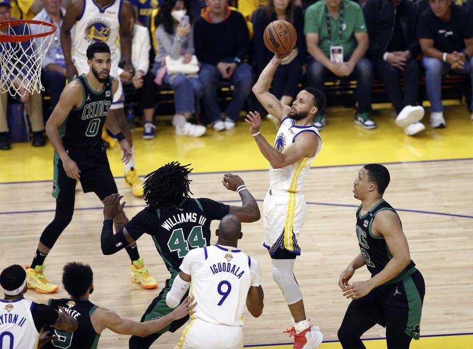 «Голден Стэйт» впервые вышел вперед в финальной серии плей-офф НБА против «Бостона» «Голден Стэйт» впервые вышел вперед в финальной серии плей-офф НБА против «Бостона»