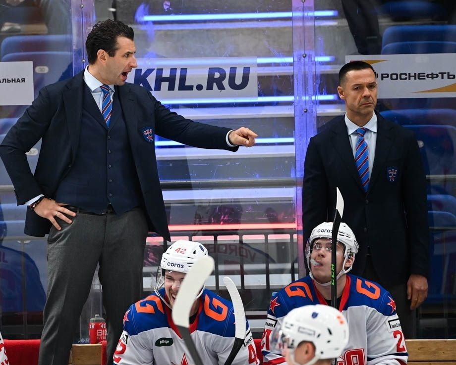 Роман Ротенберг с игроками СКА