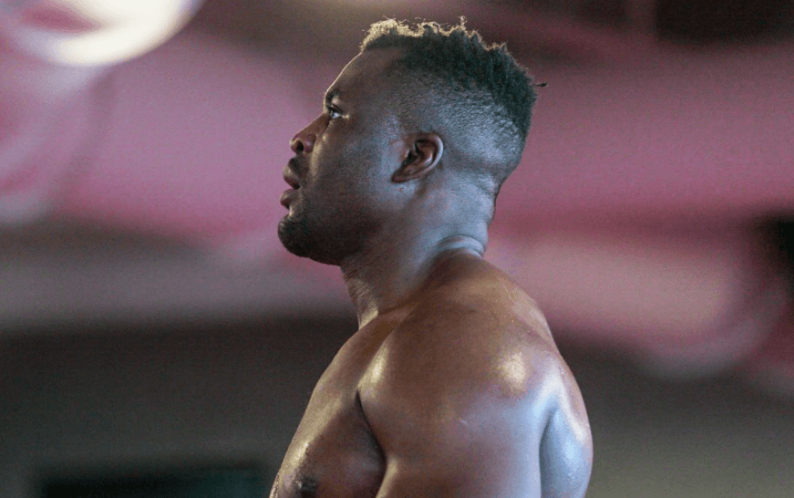 Фрэнсис Нганну победил Сириля Гана и остался с титулом чемпиона UFC в тяжелом весе