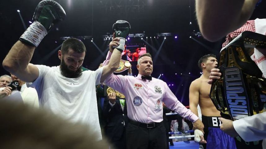 Бетербиев отказался подниматься в тяжелый вес