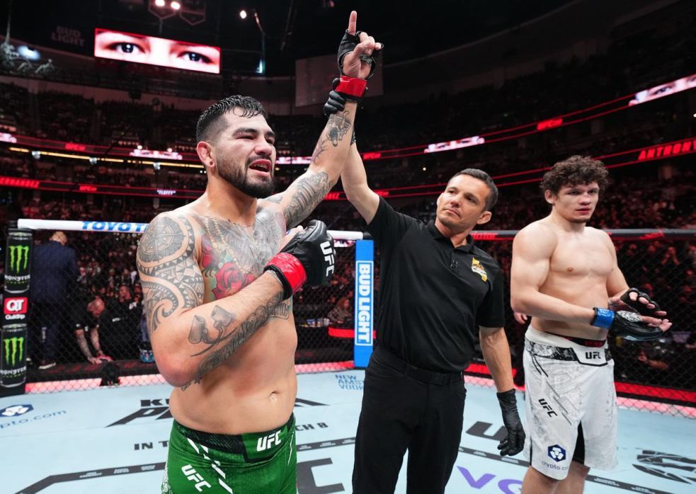 Хернандес задушил Долидзе в главном событии UFC в Лас-Вегасе