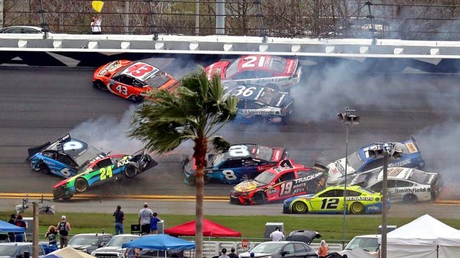 В NASCAR произошла авария с участием сразу 16 автомобилей