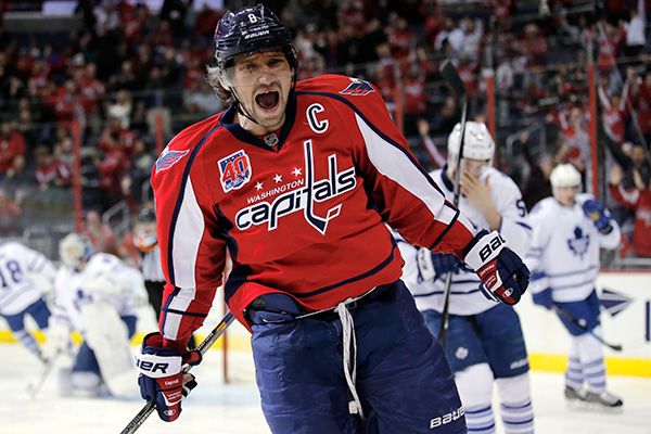 Овечкин оформил хет-трик, в седьмой раз в карьере забросив 50 шайб за сезон. Александр признан первой звездой игрового дня НХЛ (ВИДЕО)