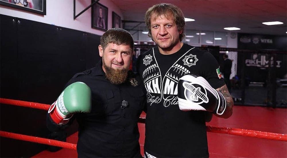 Емельяненко показал паука, выполнив призыв Исмаилова и Кадырова
