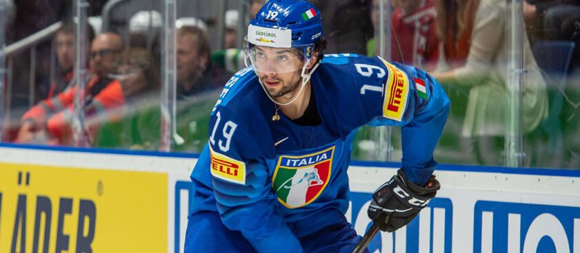 Сборная Италии в серии буллитов обыграла Австрию и осталась в элите, России итальянцы проиграли 0:10 Сборная Италии в серии буллитов обыграла Австрию и осталась в элите, России итальянцы проиграли 0:10