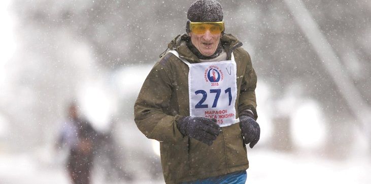 Участник 47 марафонов «Дорога жизни» Григорий Колгашкин: Мне часы на руке мешают, а кто-то с мечом и щитом в руках бегает!