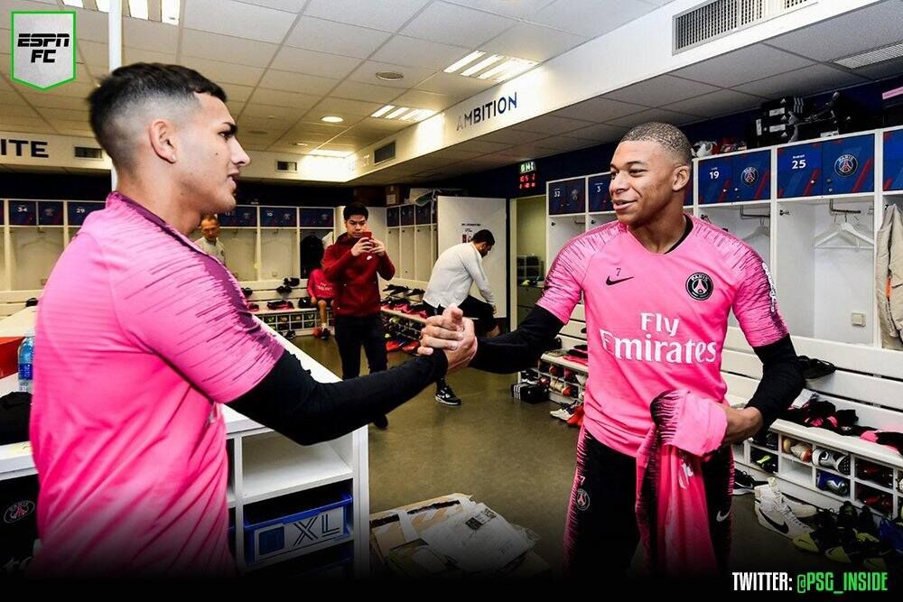 Мбаппе похлопал и погладил Паредеса. Новичок ПСЖ смутился