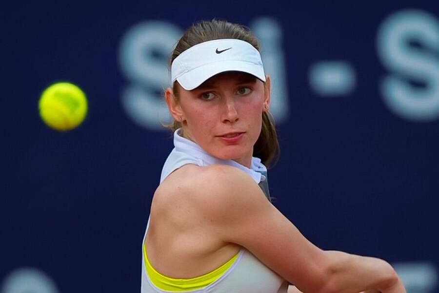 Россиянка Екатерина Александрова выиграла первый титул в WTA и чуть не уронила кубок