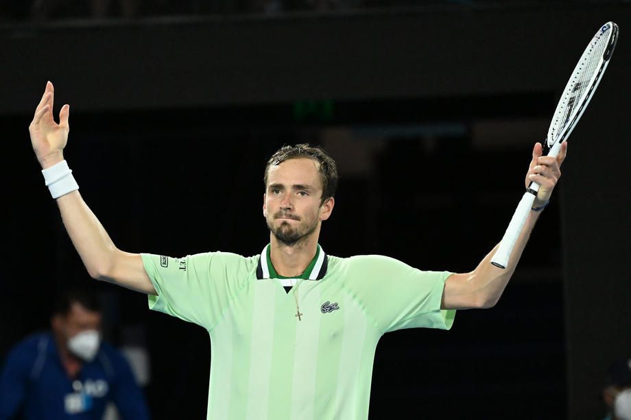 Медведев проиграл финал Australian Open и не смог стать первой ракеткой мира