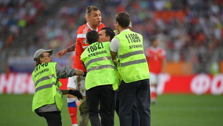 Выбежавший на поле во время матча Россия – Сан-Марино россиянин получил 15 суток, а модель – подписчиков в «Инстаграм» Выбежавший на поле во время матча Россия – Сан-Марино россиянин получил 15 суток, а модель – подписчиков в «Инстаграм»