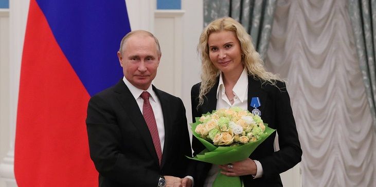 Тутберидзе на английском языке призывает болельщиков смотреть церемонию ISU Skating Awards