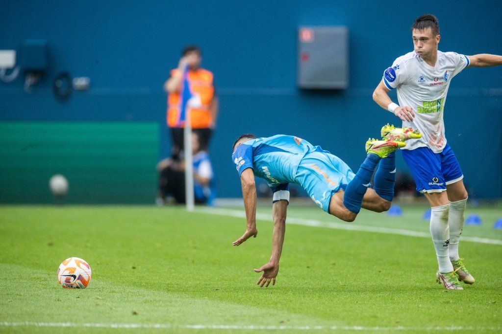 Никита Моцпан сбивает Дугласа Сантоса