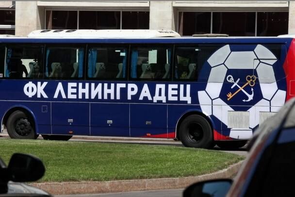 «Ленинградец» ехал до Смоленска на автобусе 12 часов. Матч против ЦРФСО покажут на сайте клуба