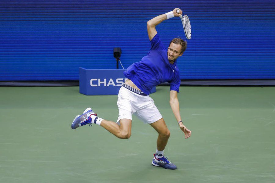 Медведев вышел в финал US Open, не сыграв ни с кем из топ-10