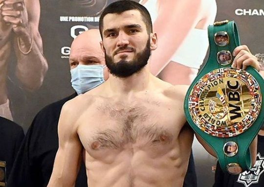 Россиянин Бетербиев защитил чемпионский титул под гимн СССР