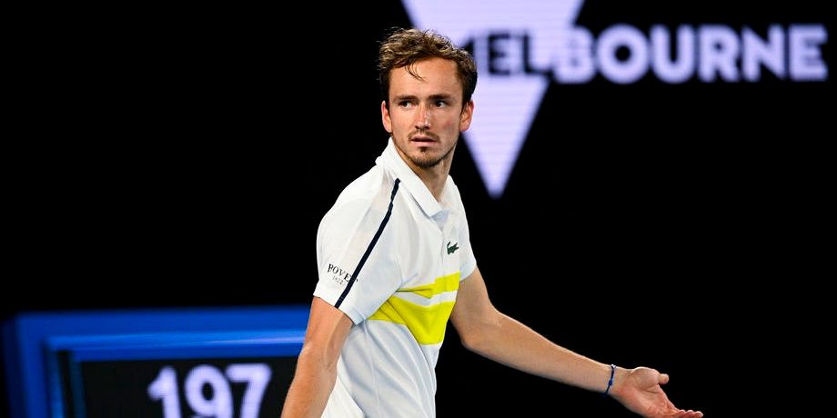 Медведев отказался отвечать, сделал ли он прививку от COVID-19