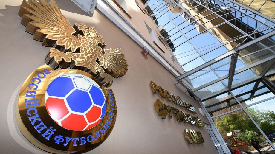 Жители России считают, что смена тренера сборной не поможет российскому футболу