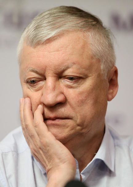 Карпов подключен к аппарату ИВЛ