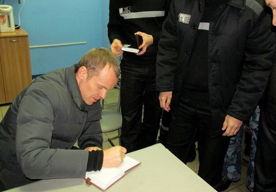 Анюков посетил исправительную колонию и встретился с болельщиками Анюков посетил исправительную колонию и встретился с болельщиками