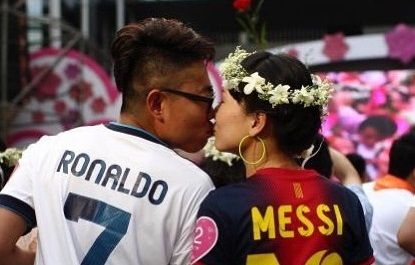 Целуются даже Месси и Роналду. Как звезды спорта провели День святого Валентина