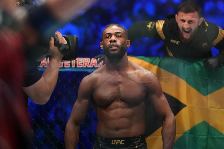Стерлинг в третий раз защитил пояс UFC. Чемпион победил Сехудо раздельным решением судей