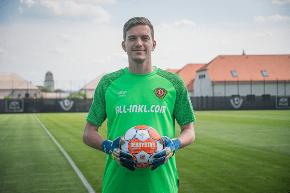 Российский вратарь дебютировал в немецком клубе с четырех пропущенных мячей за 12 минут. Он ждал этого шанса полгода! Российский вратарь дебютировал в немецком клубе с четырех пропущенных мячей за 12 минут. Он ждал этого шанса полгода!