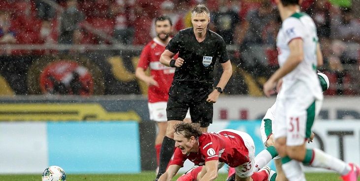 Петербуржца Лапочкина, удалившего тренера «Спартака» Тедеско, проверили на полиграфе Петербуржца Лапочкина, удалившего тренера «Спартака» Тедеско, проверили на полиграфе