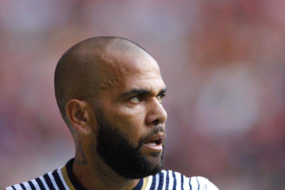 Дани Алвес рассказал, сколько планирует играть в футбол и как это связано с Месси Дани Алвес рассказал, сколько планирует играть в футбол и как это связано с Месси