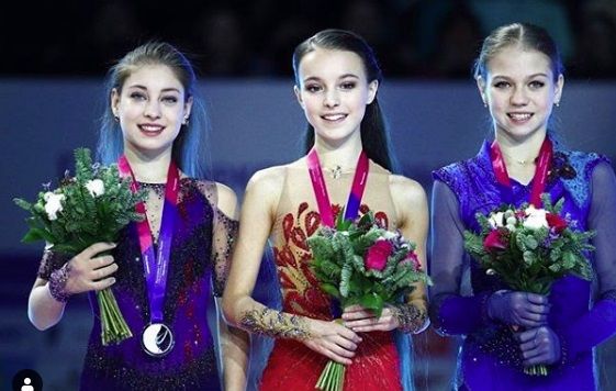 Кошка Шайни первой навестила чемпионку России Анну Щербакову в день рождения Кошка Шайни первой навестила чемпионку России Анну Щербакову в день рождения