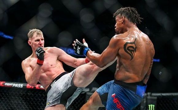 Бойца UFC, который тренировался с Дзюбой, не пустили в самолет