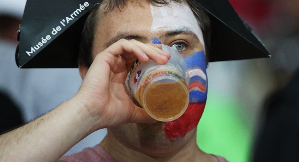 В Госдуму внесли законопроект о продаже и употреблении пива на футбольных матчах В Госдуму внесли законопроект о продаже и употреблении пива на футбольных матчах